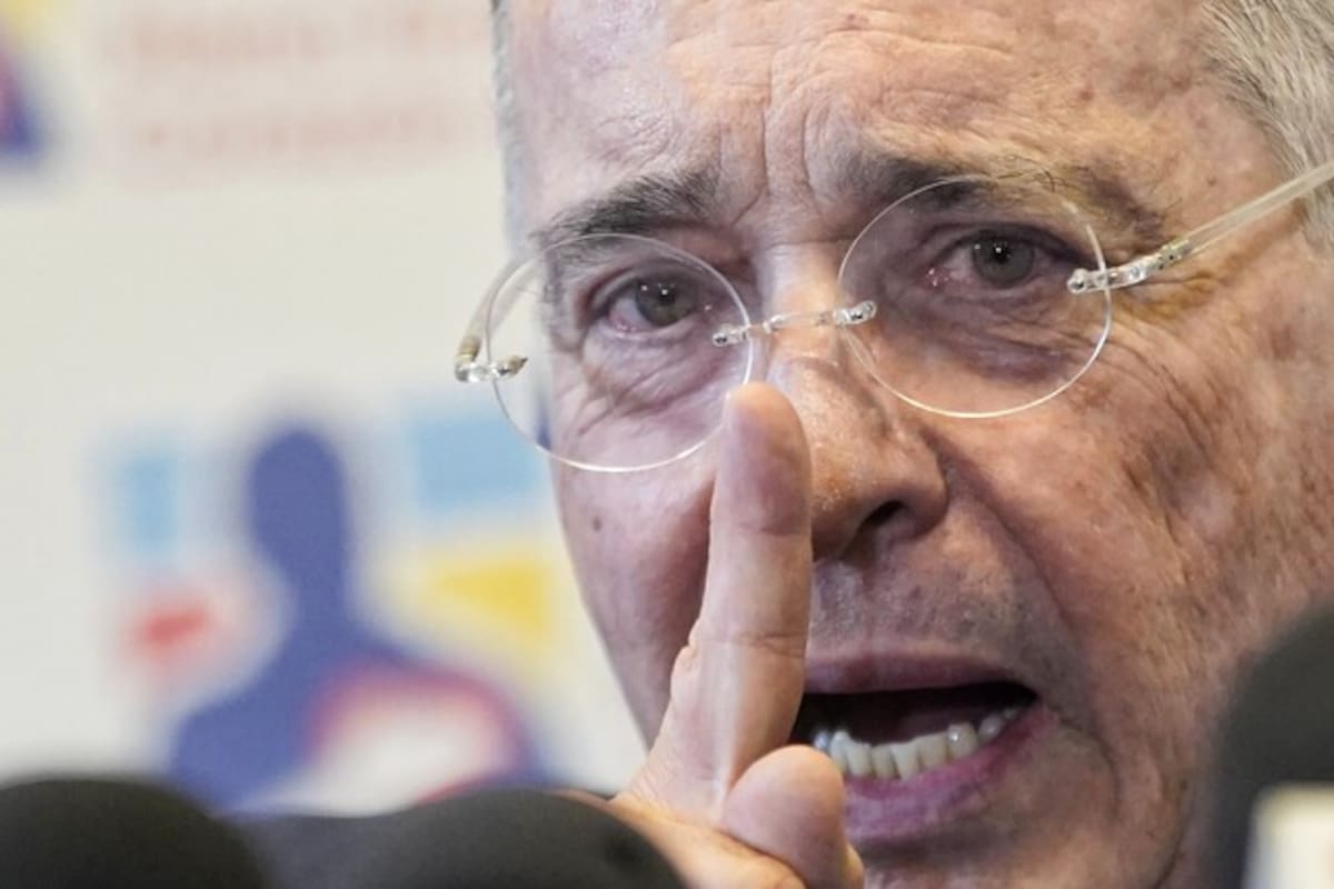 Acusan formalmente a Álvaro Uribe por manipulación contra tres testigos