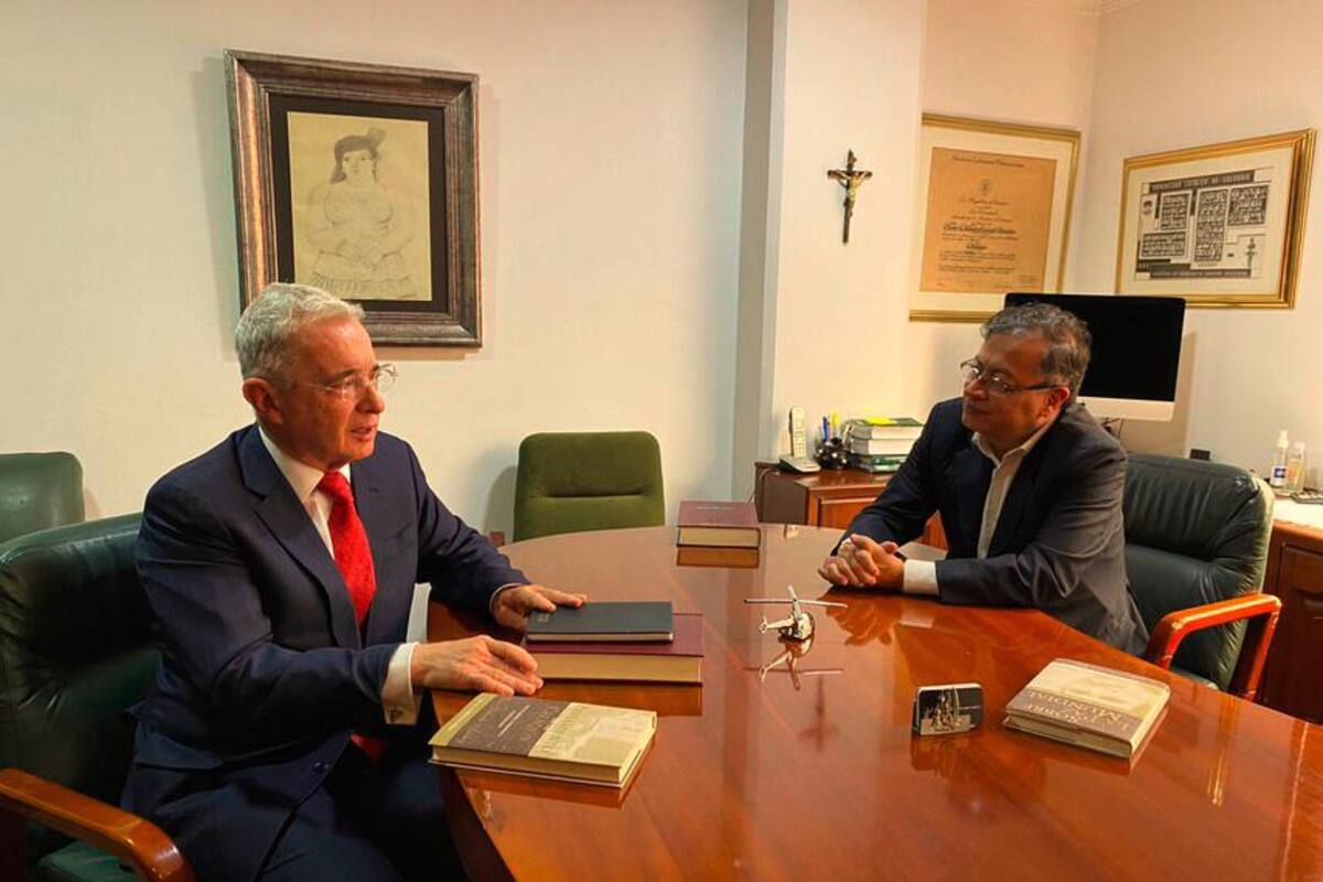 Álvaro Uribe catalogó a Gustavo Petro como “dictador”