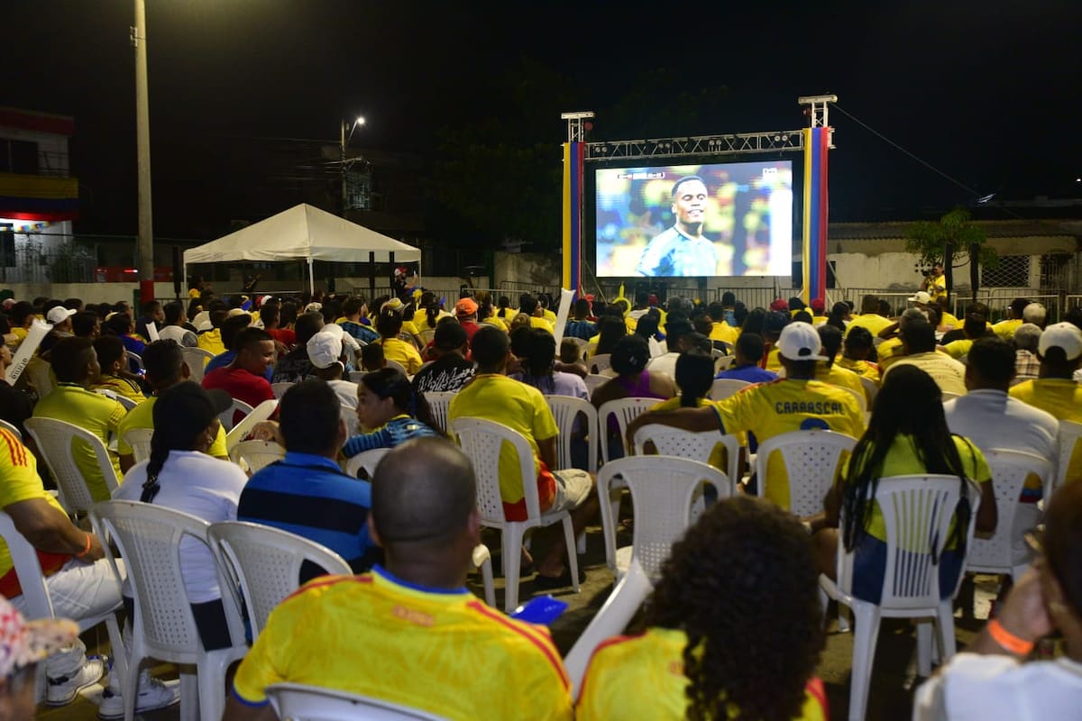 Así se vive el Mundial 2026 en el barrio Amberes con pantalla gigante puesta por Afinia. // Foto: Luis Herrán.