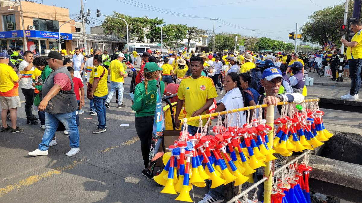 La hinchada de la Selección Colombia palpita el encuentro contra Paraguay en Barranquilla. //Foto: Carlos Caballero V