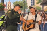 La historia detrás del Policía que sorprendió a cantante callejero al cantar junto a él