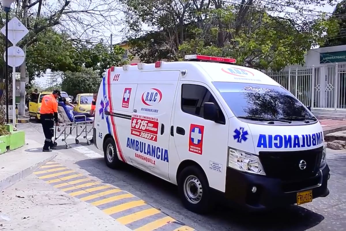 Hombre murió al chocar su moto contra tractomula; su pareja sentimental resultó herida