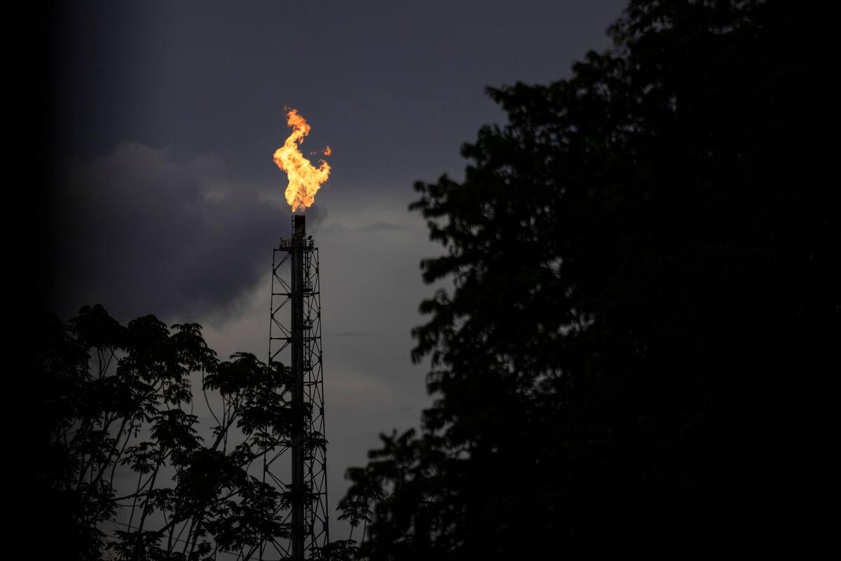 Fotografía de archivo que muestra una torre de flare. Imagen de referencia del petróleo. // Foto: EFE