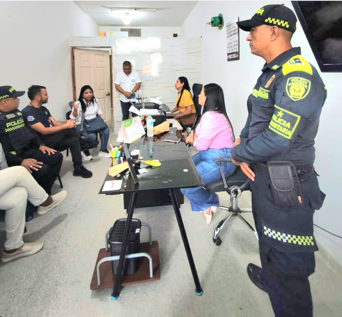 Este lunes la Policía Nacional, a través del Grupo de Policía Comunitaria y unidades de Infancia y Adolescencia, ha estado brindando vigilancia en las tres instituciones que habría sufrido amenazas de una banda criminal que opera en Barranquilla y su área metropolitana.// Cortesía Policía Mebar.