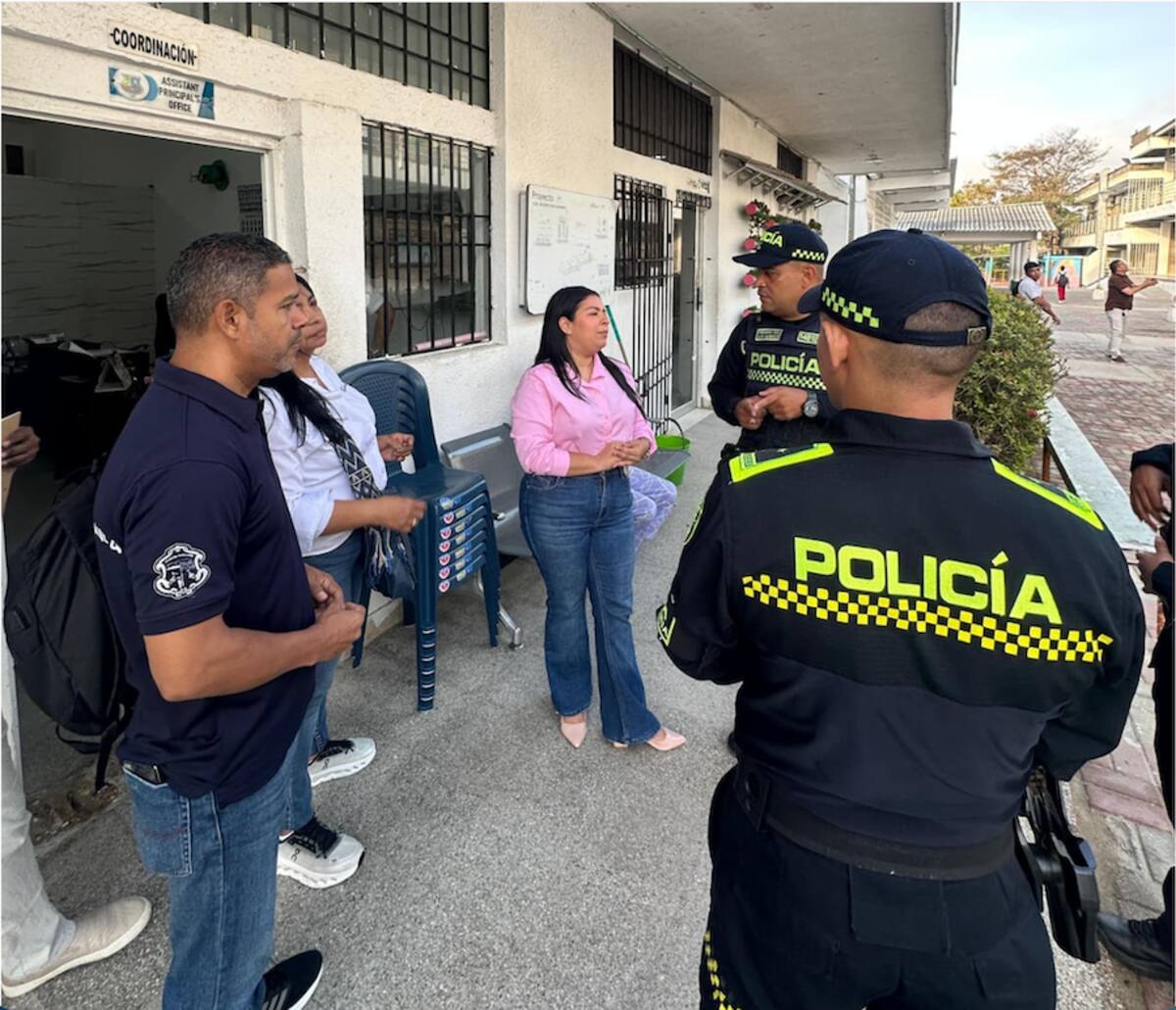La Policía Nacional, a través del Grupo de Policía Comunitaria y unidades de Infancia y Adolescencia, está brindando protección a los directivos, rectores y estudiantes que fueron amenazados, presuntamente por la banda criminal ‘Los Pepes’.//Cortesía Policía Mebar.