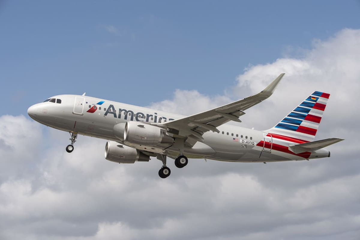 ¿Qué hizo? Pasajero de American Airlines fue amarrado a su asiento con cinta adhesiva