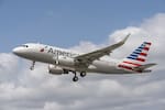 ¿Qué hizo? Pasajero de American Airlines fue amarrado a su asiento con cinta adhesiva