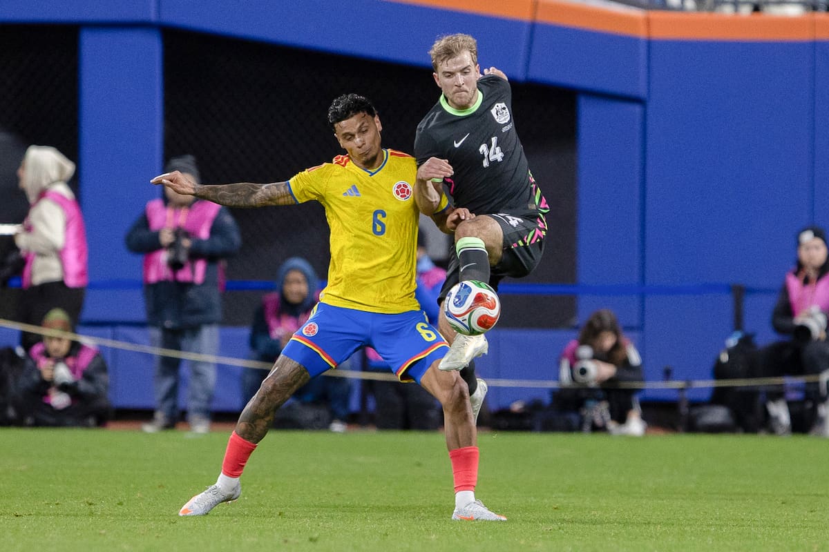 Richard Rios de Colombia disputa el balón con Riley McGree de Australia este martes, en un partido amistoso entre las selecciones de Colombia y Australia en el estadio Citi Field, en Nueva York (Estados Unidos). //Foto: EFE.