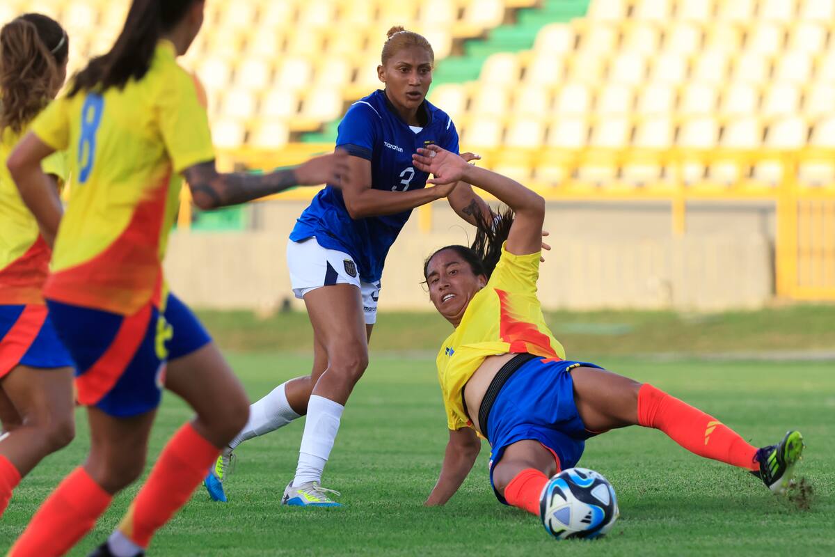 Mayra Ramirez (d) de Colombia disputa el balón con Analiz Zambrano de Ecuador en un partido amistoso internacional. //EFE