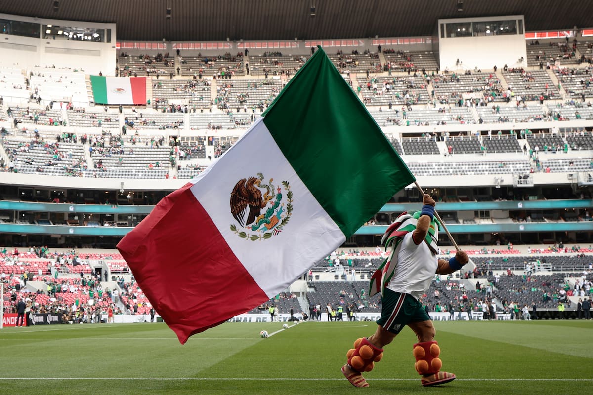 ¿Estaba borracho? Aficionado muere al caerse en el estadio Azteca
