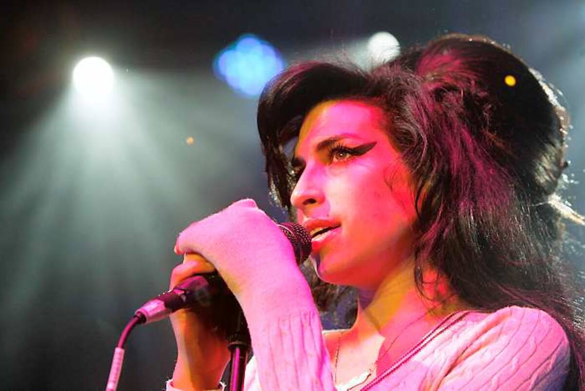Amy Winehouse de 27 años, apareció muerta en su cama en Londres el 23 de julio. AP Steffen Schmidt