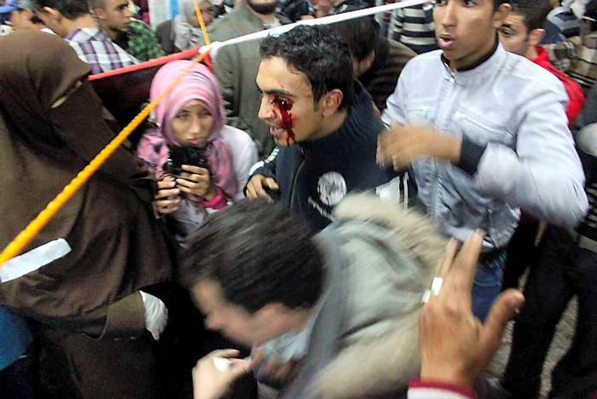 Esos choques, que han dejado varios heridos, se producen a sólo ocho días de las primeras legislativas desde la renuncia del presidente Hosni Mubarak. AFP