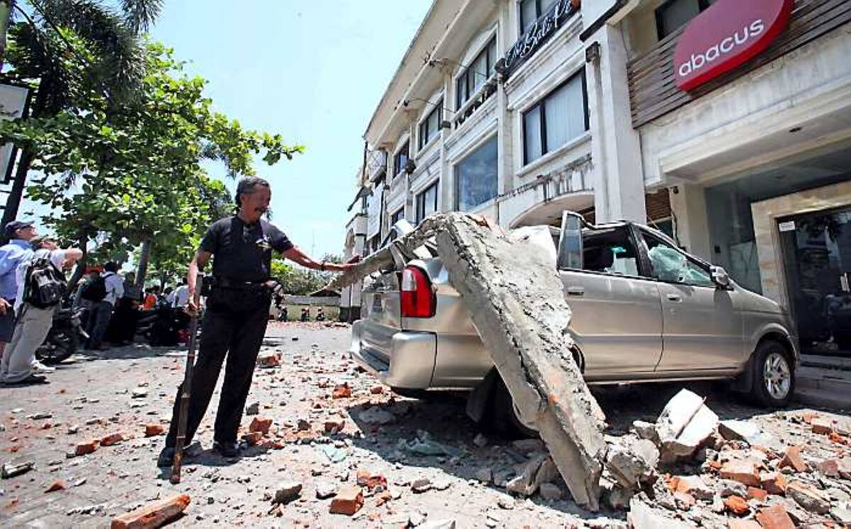 Un fuerte sismo de 6 grados de magnitud estremeció el jueves la isla de Bali, provocando el pánico y 50 heridos entre los residentes muchos con huesos rotos y heridas en la cabeza. AP Firdia Lisnawati
