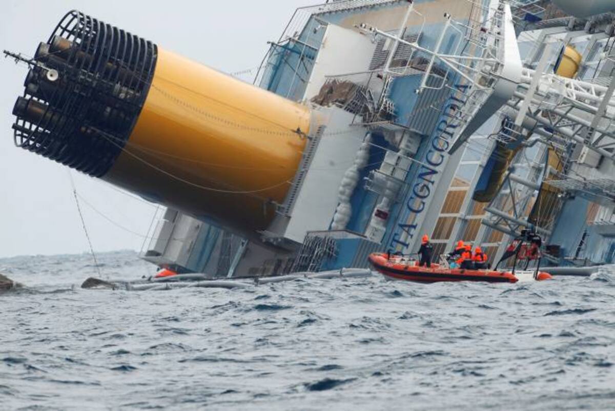 Sólo a final de año será retirado el casco del Costa Concordia. Para ello se deberá abrir una licitación. ARCHIVO