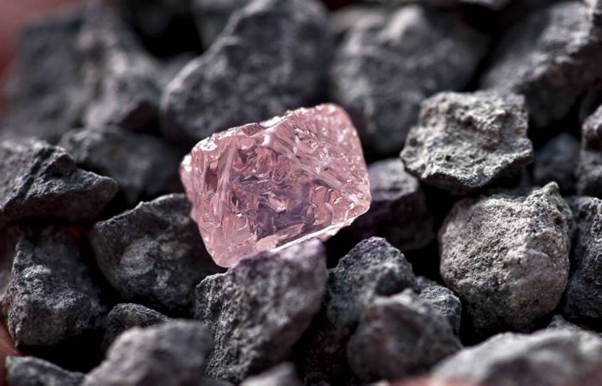 Bautizada Argyle Pink Jubilee (Jubileo Rosa Argyle), la piedra bruta de 12,76 quilates fue hallada en una mina de diamantes explotada por Rio Tinto en la región de Kimberley. AFP RIO TINTO