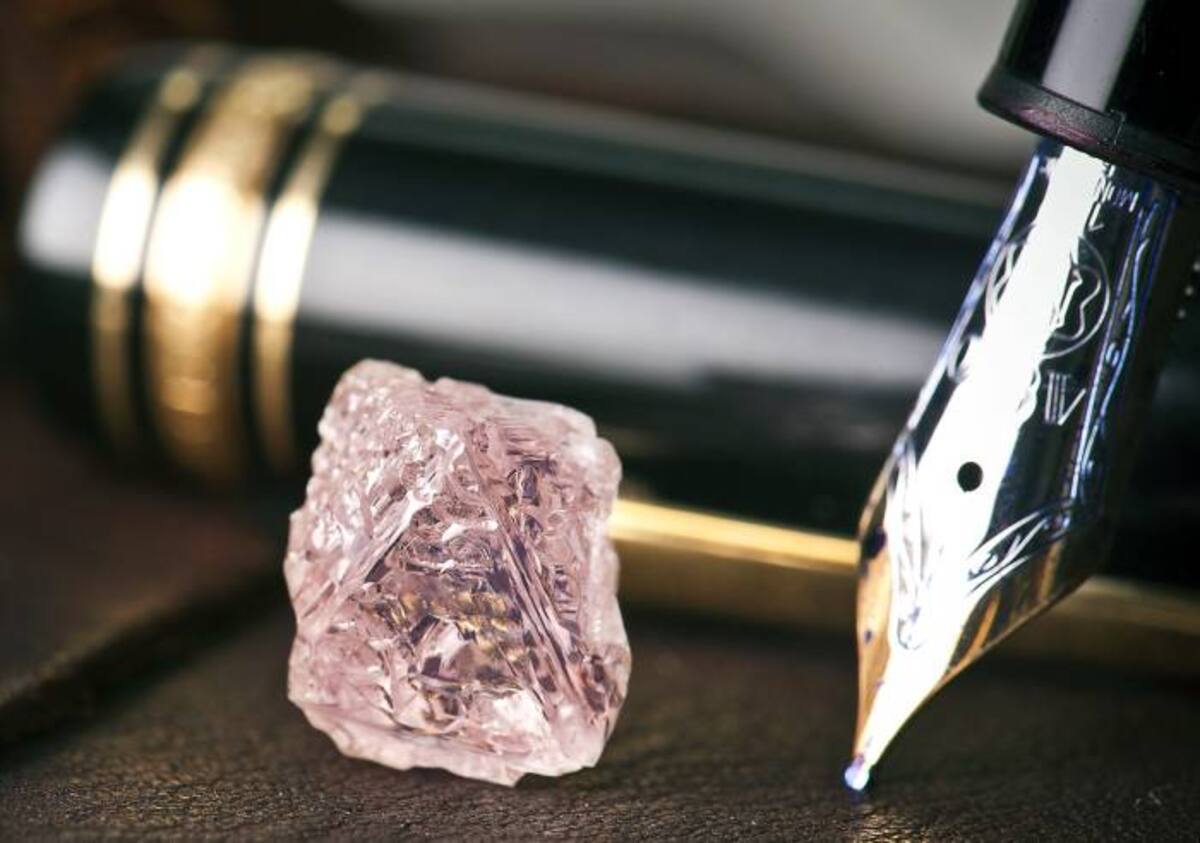 Bautizada Argyle Pink Jubilee (Jubileo Rosa Argyle), la piedra bruta de 12,76 quilates fue hallada en una mina de diamantes explotada por Rio Tinto en la región de Kimberley. AFP RIO TINTO
