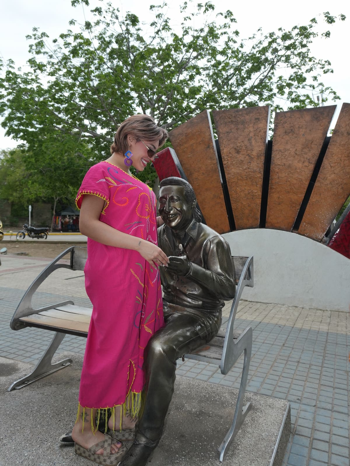 Ana del Castillo anunció su embarazo con fotografías junto a la estatua de Diomedes Díaz. //Foto: @anadelcastillo