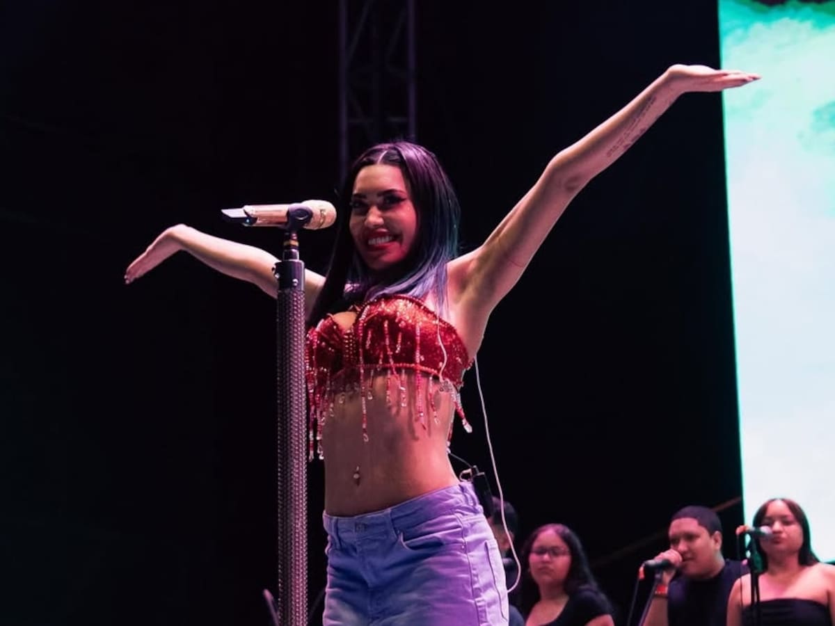Ana del Castillo causa furor al regalar papas en pleno concierto en Bolívar. //Foto tomada de IG: anadelcastillo1999