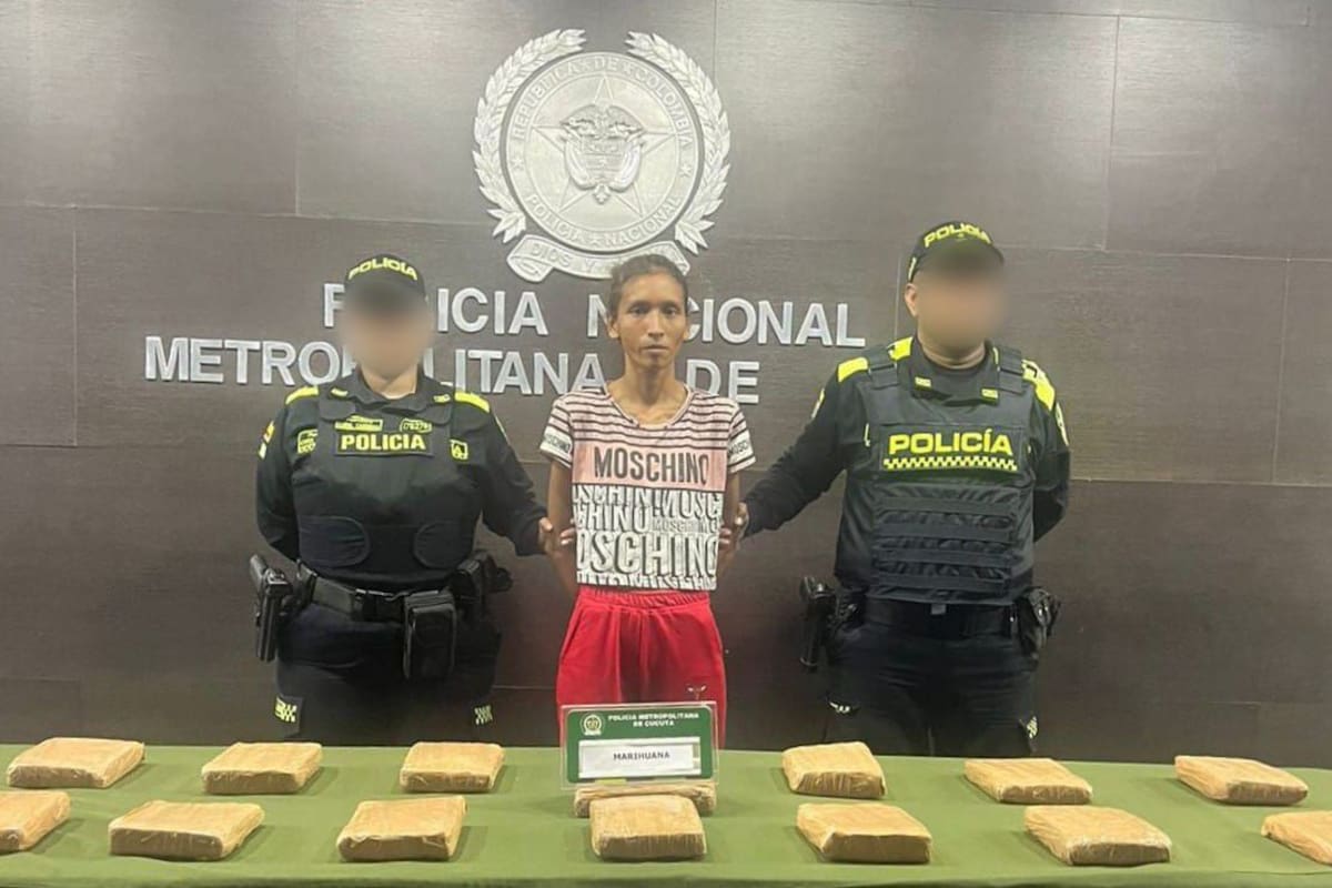 Cae en flagrancia mujer que llevaba 15 paquetes de marihuana en un costal