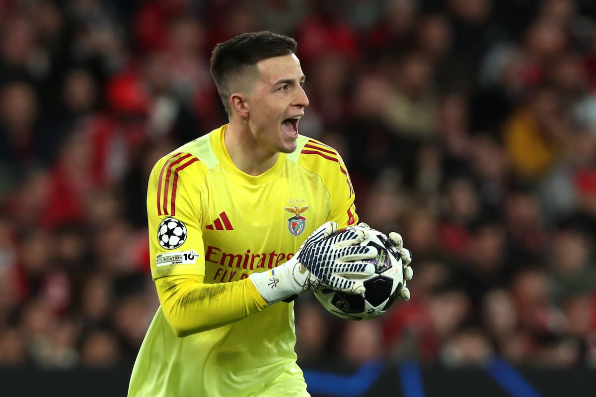 El portero del Benfica, Anatoliy Trubin, sostiene el balón durante el partido contra Real Madrid. //Foto, AP:
Pedro Rocha