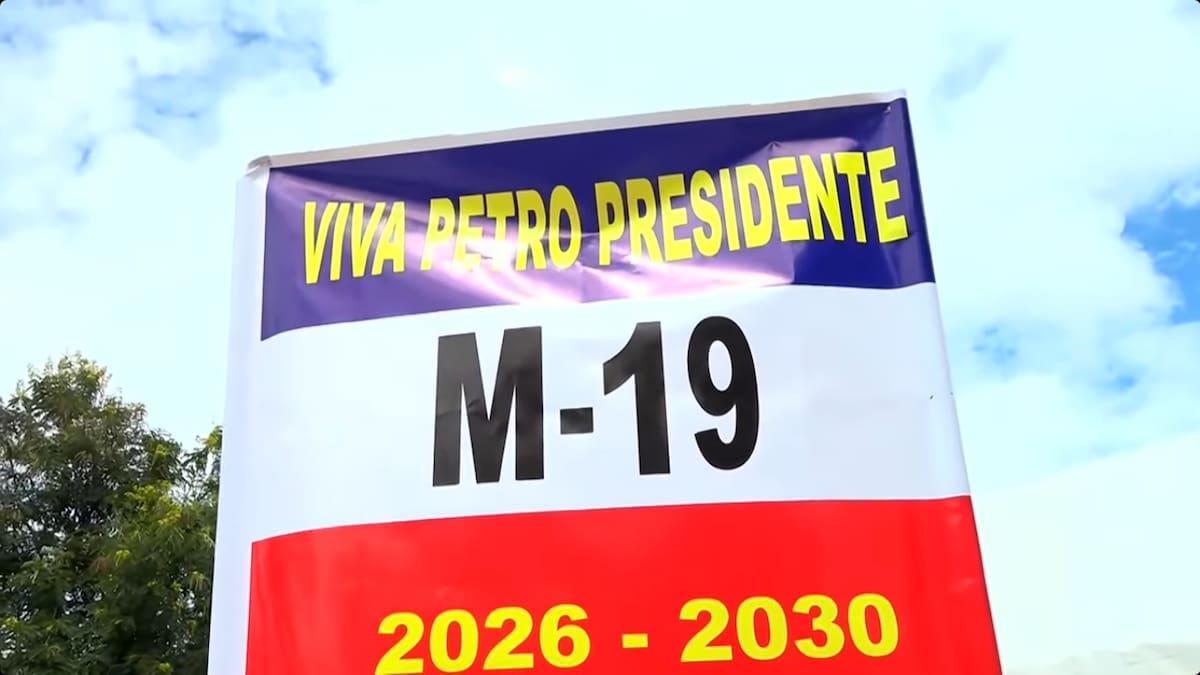 Bandera del M-19 con el mensaje "Viva Petro presidente 2026-2030" durante la alocución presidencial de Gustavo Petro.