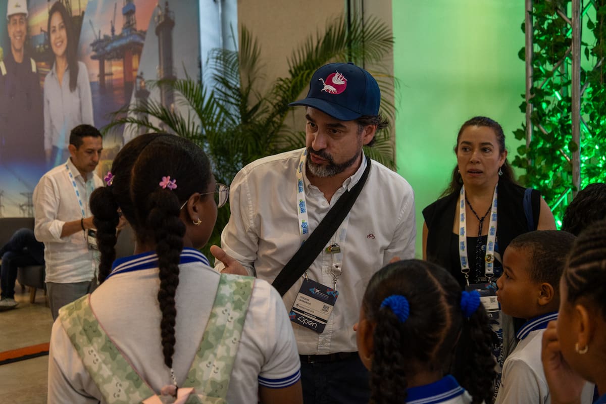 Joaquín Caraballo fue el encargado de brindarles el recorrido a las niños por los diferentes stands // Andesco.