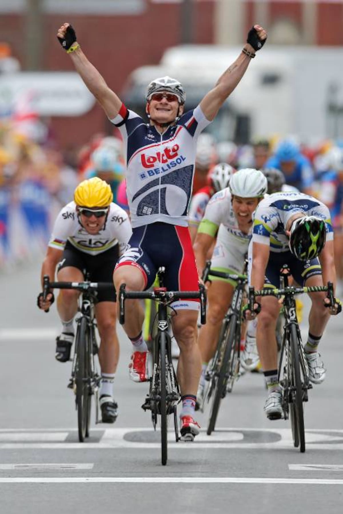 André Greipel (Lotto) ganó al sprint la quinta etapa del Tour de Francia, este jueves en Saint-Quentin. AP