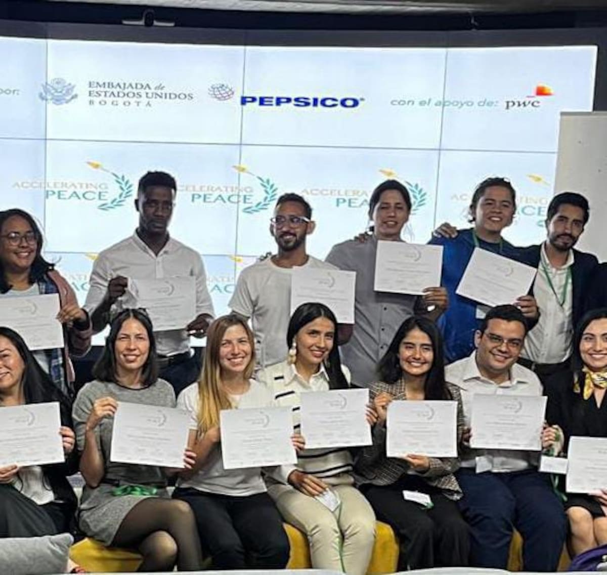 Jóvenes de Colombia, incluido Andrés felpe Amador, que presentaron sus proyectos ente la Embajada de EE.UU. en Bogotá.