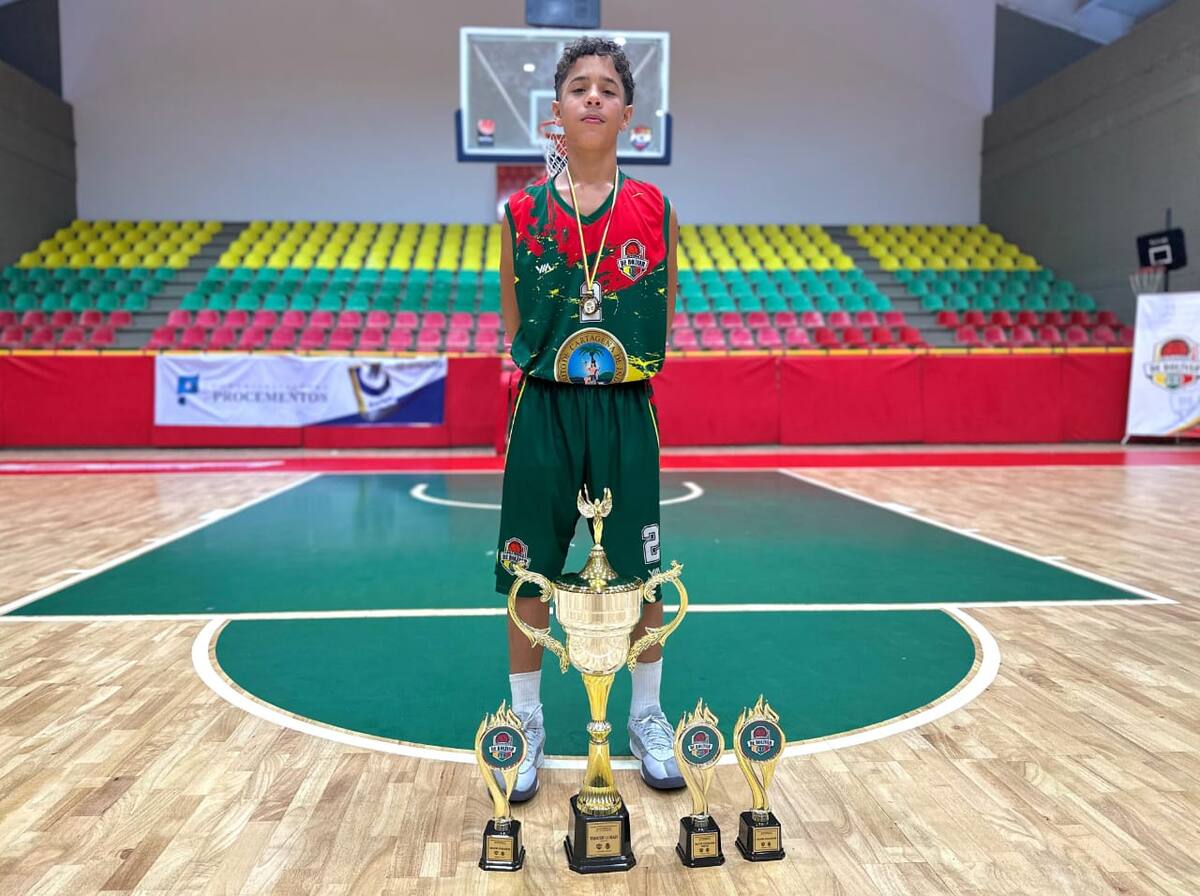 Andrés Ferrer, de Bolívar, fue declarad el mejor jugador, mejor encestador y mejor lanzador de tres puntos.