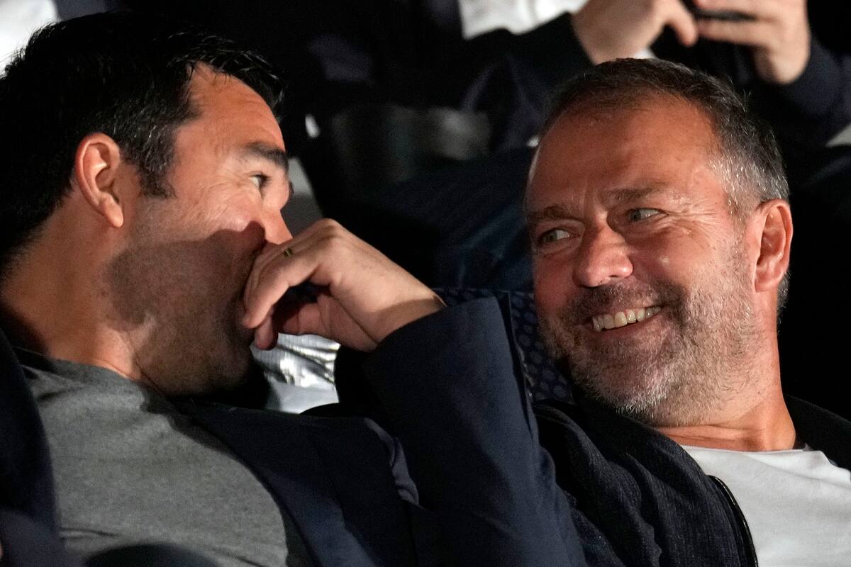 El director deportivo del FC Barcelona, Anderson Luis de Souza 'Deco' (i), y el entrenador azulgrana, Hansi Flick. //EFE