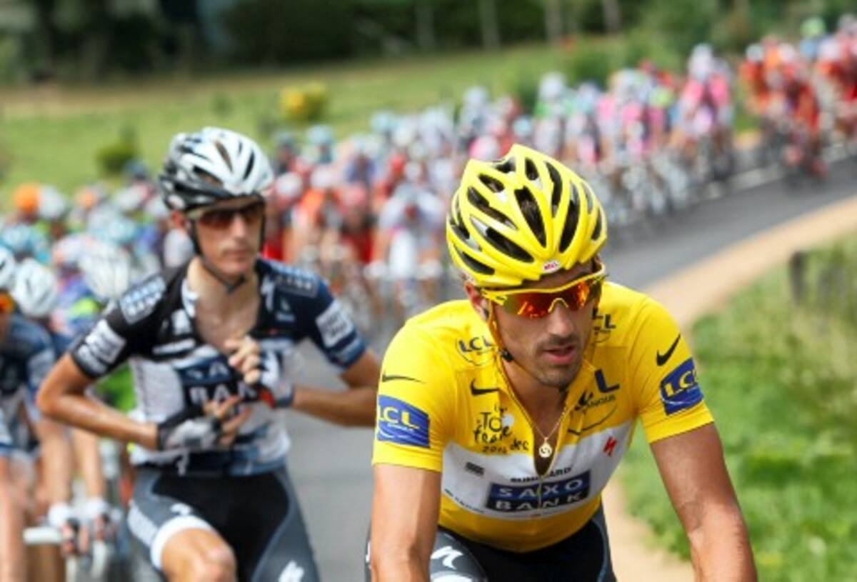 Fabian Cancellara de Suiza (derecha) mantiene la camiseta amarilla de líder al final de la sexta etapa del Tour de Francia. A su izquierda, Andy Schleck de Luxemburgo durante la carrera de ayer.