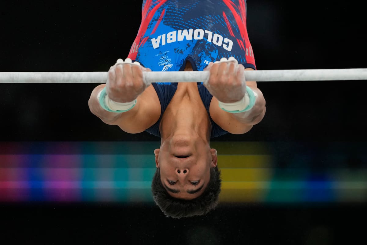 Ángel Barajas compite durante la final individual de barra horizontal de gimnasia artística masculina en el Bercy Arena en los Juegos Olímpicos de Verano de 2024. //AP