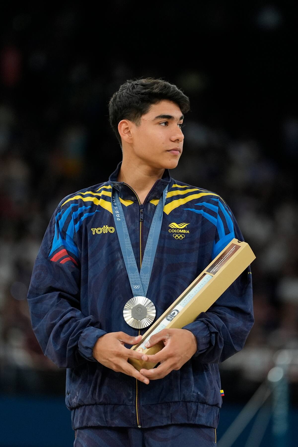 Ángel Barajas, de Colombia, sube al podio después de ganar la medalla de plata durante la final individual de barra horizontal de gimnasia artística masculina en el Bercy Arena en los Juegos Olímpicos de Verano de 2024. //AP