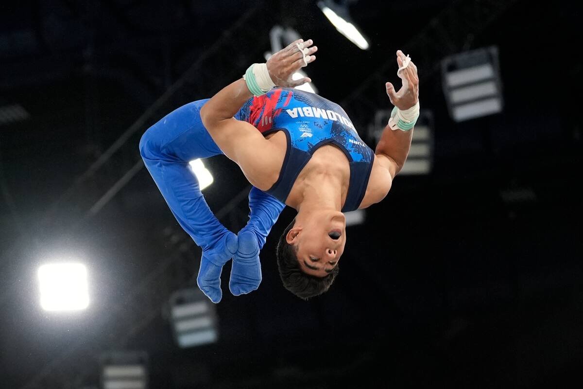 Ángel Barajas compite durante la final individual de barra horizontal de gimnasia artística masculina en la Arena Bercy de los Juegos Olímpicos de Verano de 2024. //AP