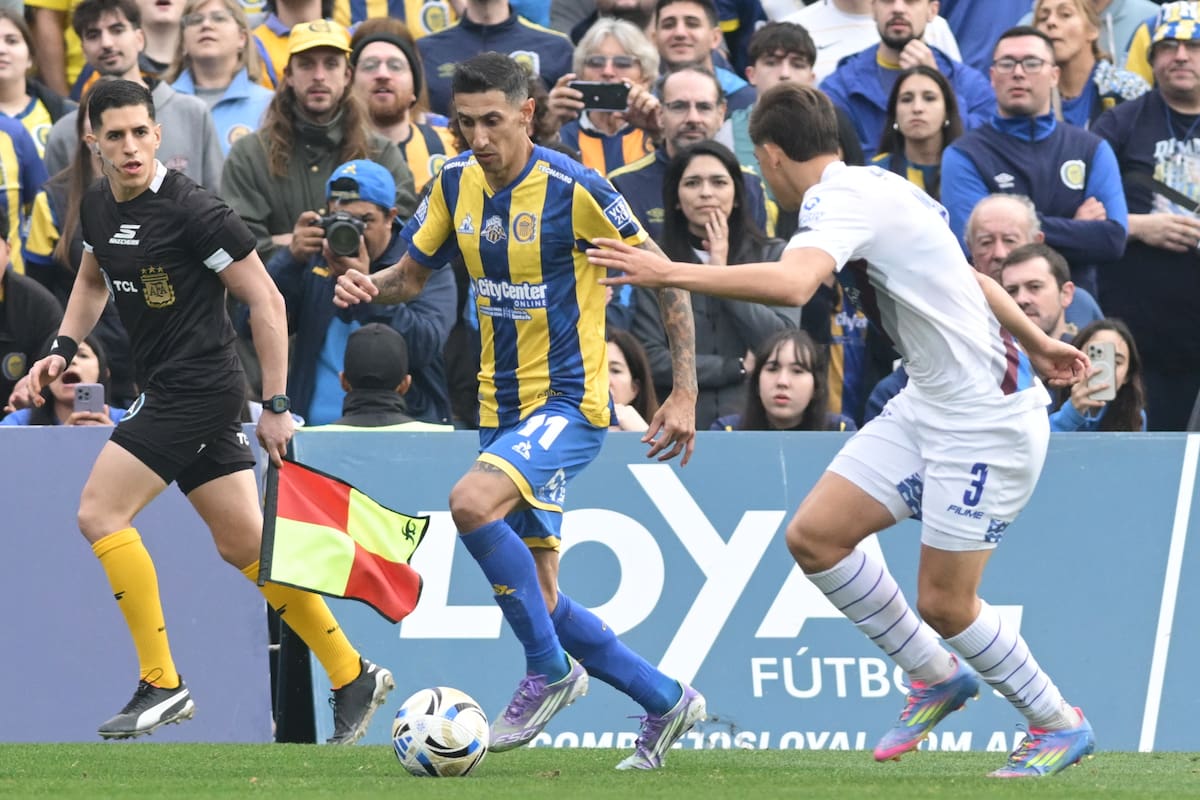Ángel Di María (i), de Rosario, disputa un balón con Juan Morán, de Godoy Cruz, durante un partido de la Liga de Argentina en el estadio Gigante de Arroyito. //Foto, EFE: Sebastián Granata