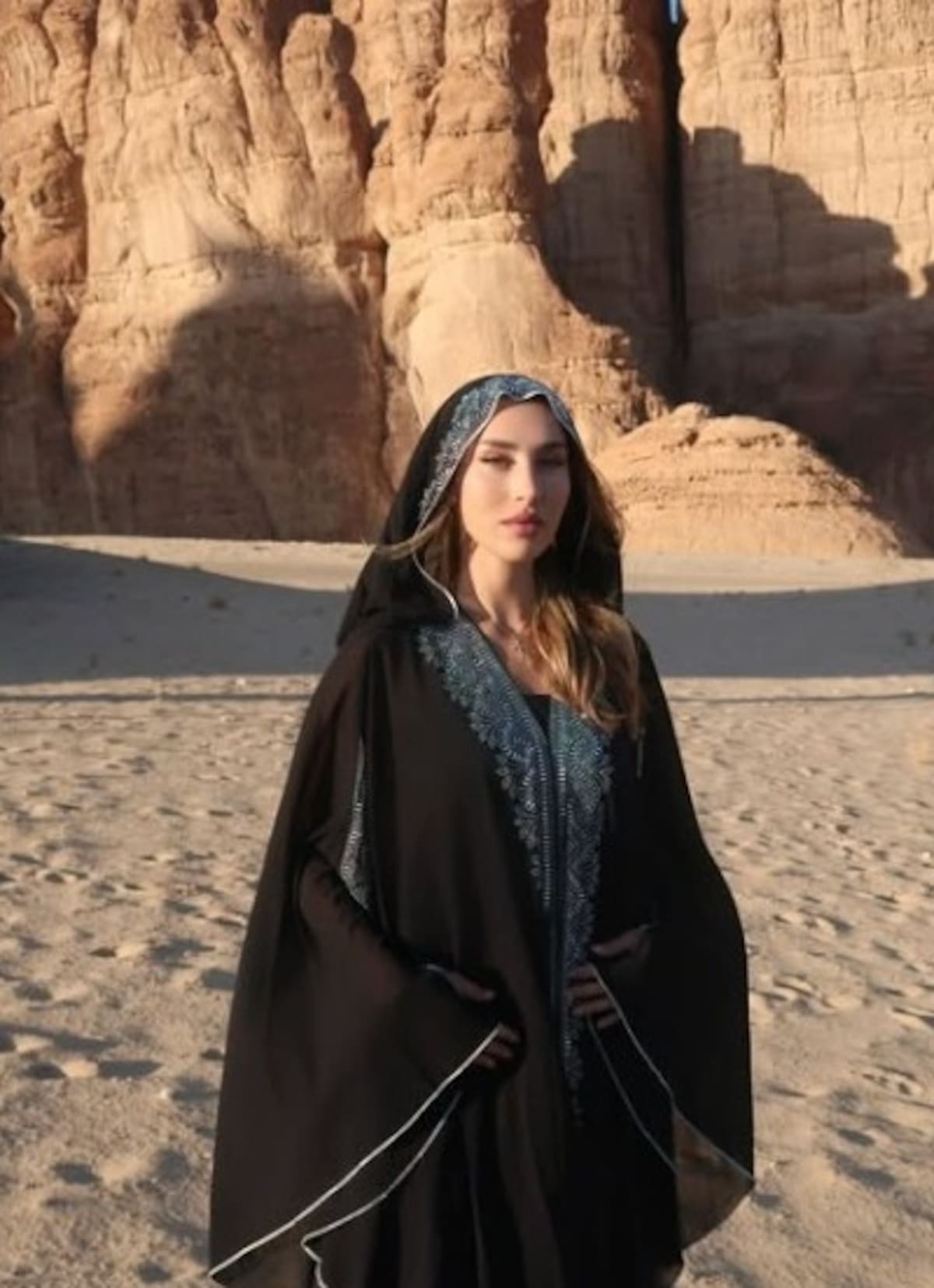 Ella es la modelo Anna Lucía Pavlovic, la mujer cuya mano aparece en la fotografía de Sebastián Yatra. // foto tomada de IG @annaluciapavlovic