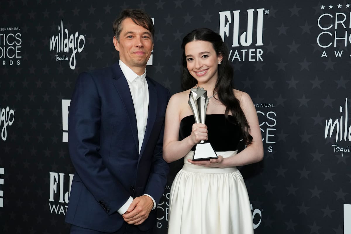 Sean Baker, a la izquierda, y Mikey Madison, ganadores del premio a la mejor película por "Anora". //AP