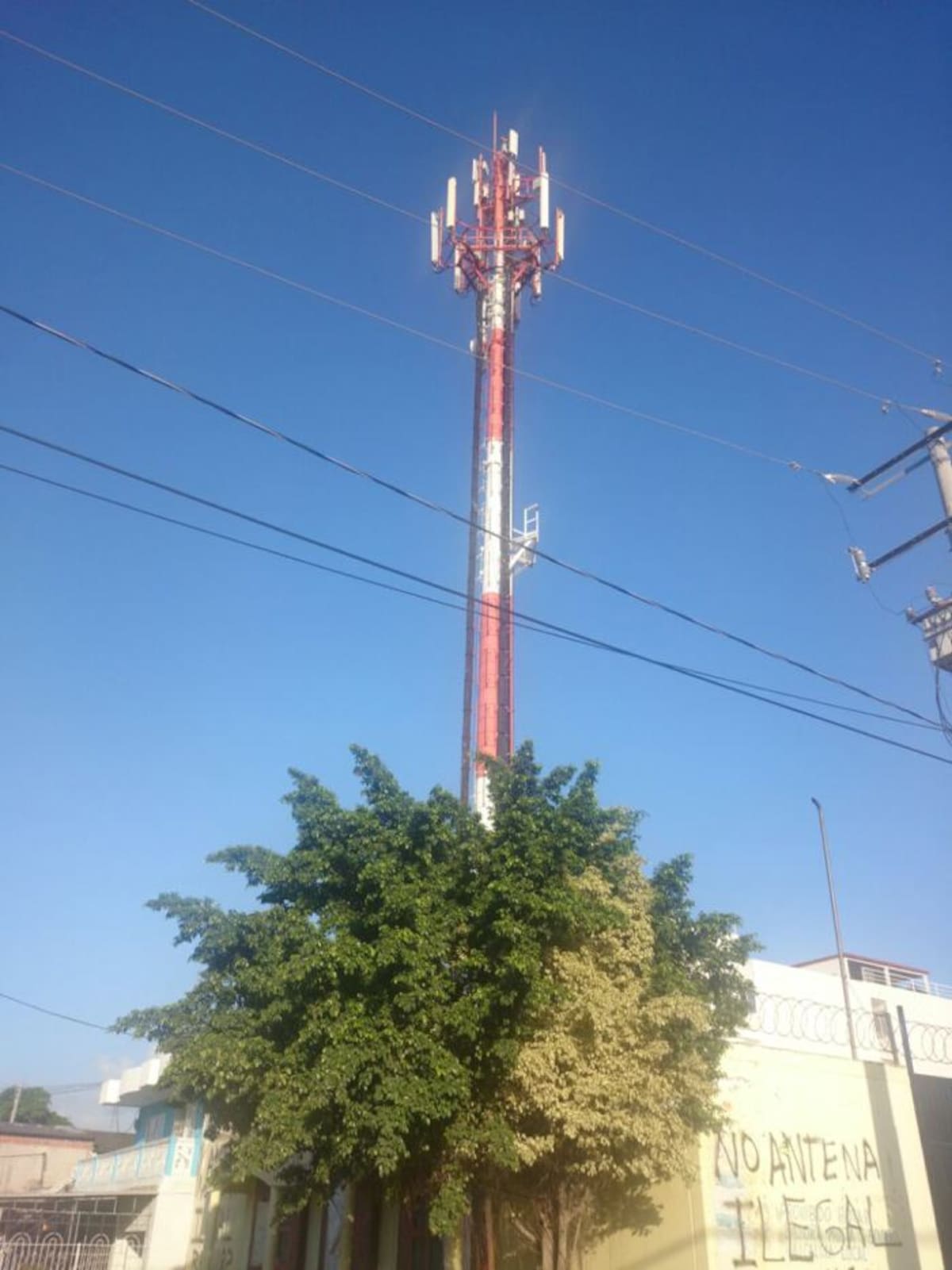 Esta es la antena que piden desmontar en el barrio Daniel Lemaitre. MELISSA MENDOZA - QHUBO