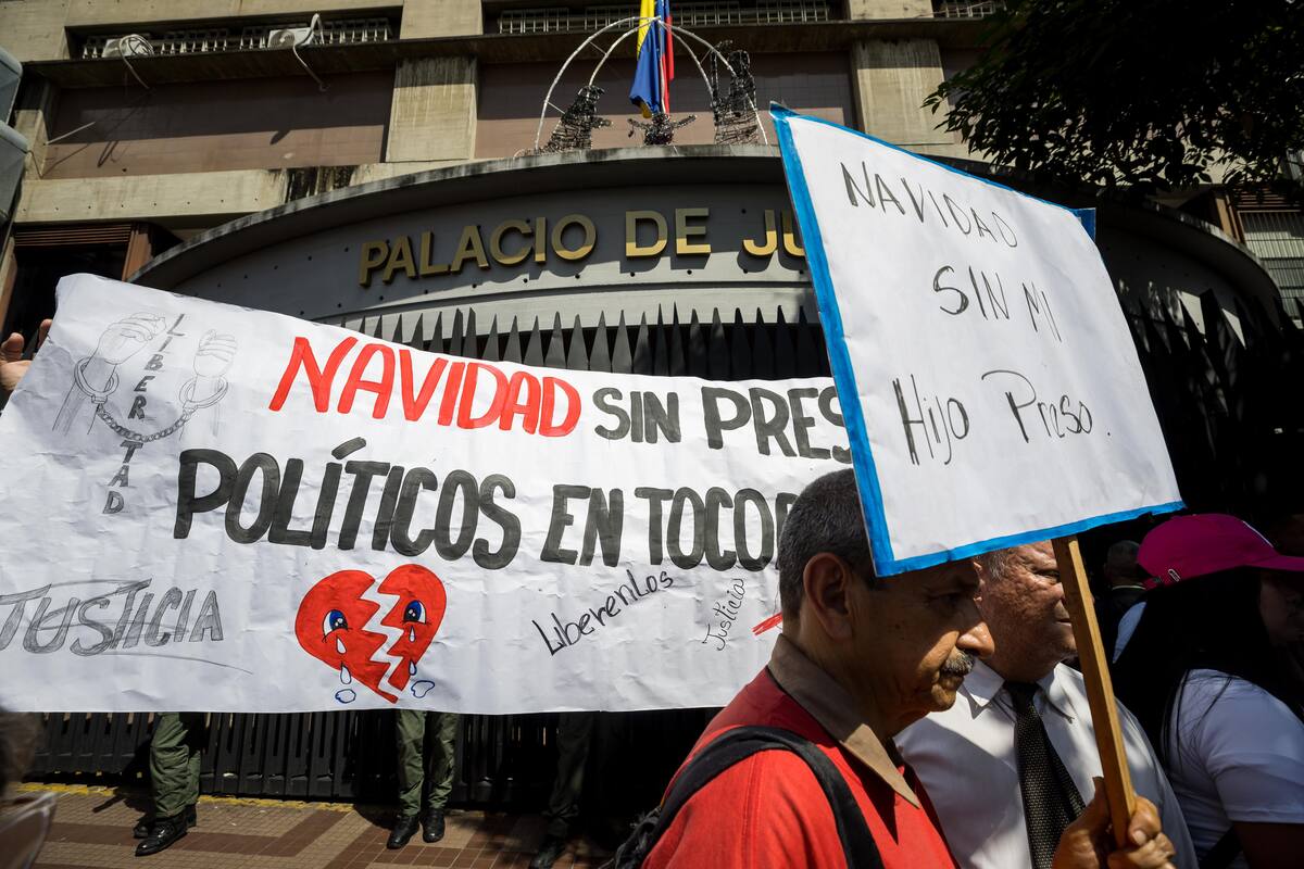 Imagen de archivo de un hombre que se manifiesta para solicitar la libertad de sus familiares detenidos tras las elecciones presidenciales. //EFE