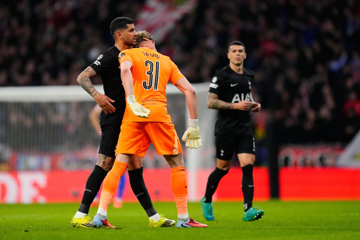 Antonin Kinsky (31), arquero de Tottenham, es consolado por defensor argentino Cristian Romero, durante el partido contra el Atlético de Madrid. //Foto, AP: José Bretón