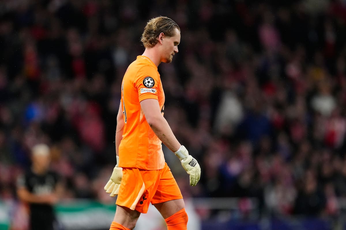 El portero del Tottenham, Antonin Kinsky, abandona el terreno de juego tras ser sustituido durante el partido. //Foto, AP: José Bretón