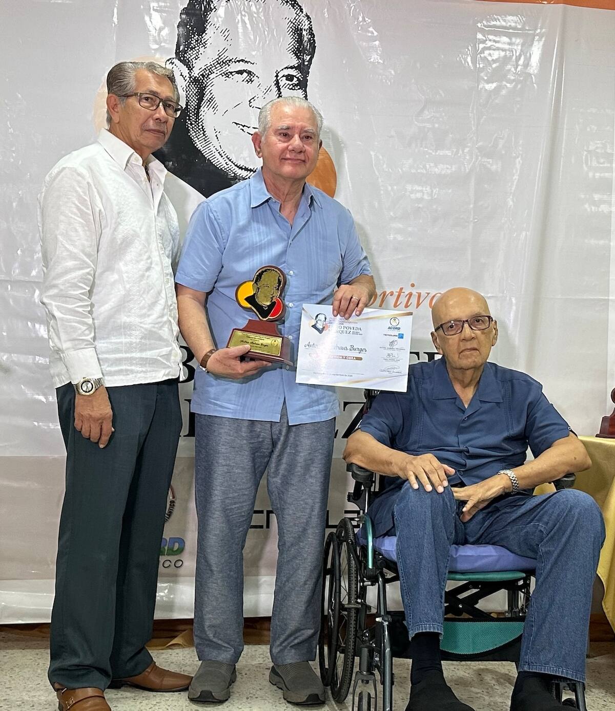 Antonio Andraus Burgos, de Acord Bogotá recibió el Premio Vida y Obra durante la ceremonia de premiación del Premio Nacional de Periodismo Deportivo Tecnoglass – Fabio Poveda Márquez.