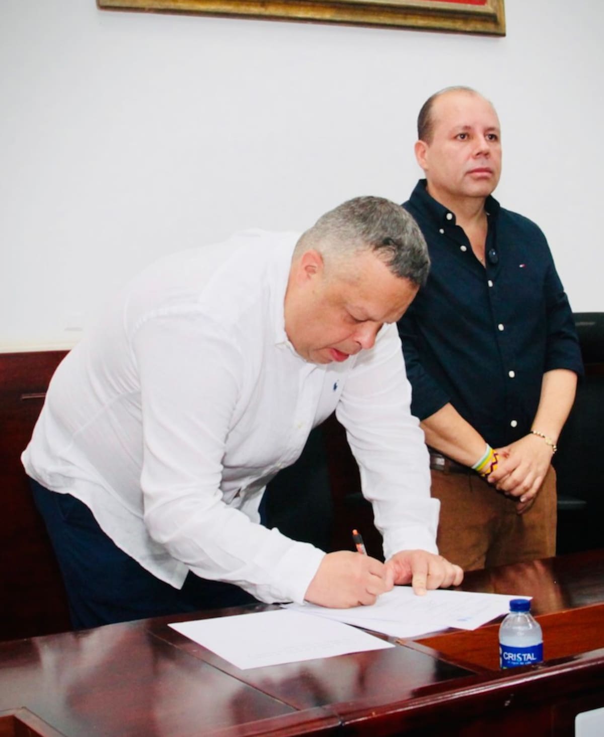 Antonio José Ballestas Ballestas, en el momento de firmar como Gobernador ad hoc del departamento del Huila ante la Asamblea Departamental.//Cortesía Prensa Asamblea del Atlántico.
