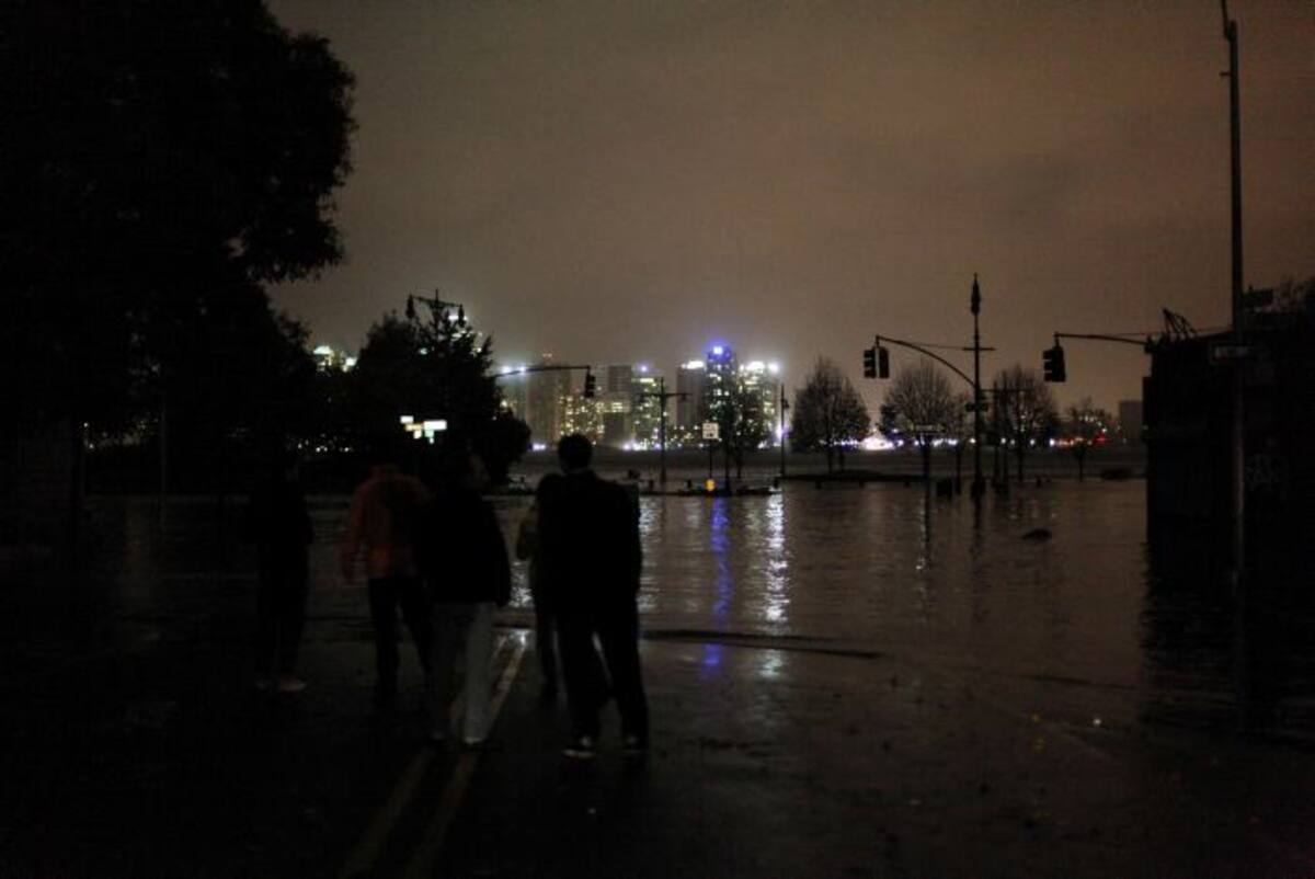 La fuerte tormenta que azota la región dejó sin electricidad a gran parte de la ciudad. AFP ASIF HASSAN