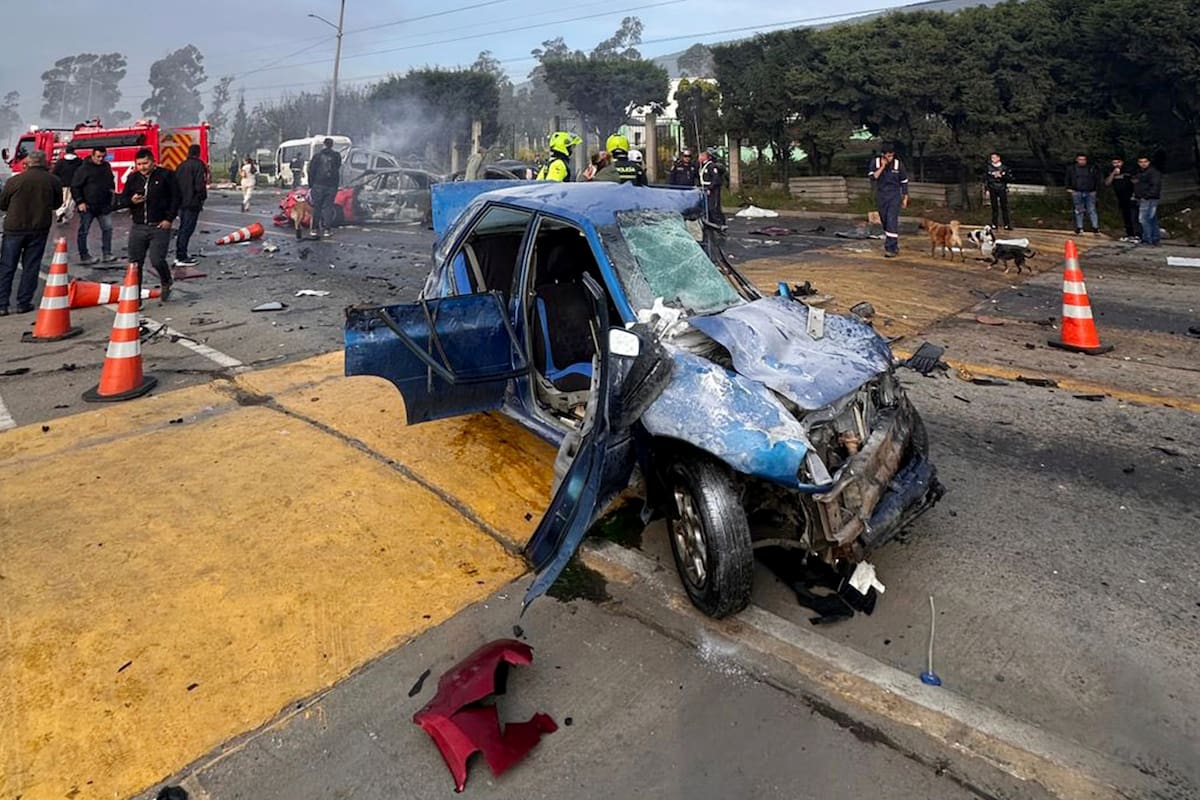 Aparatoso accidente en un peaje del centro de Colombia. // Foto: tomada de X - @JorgeEmilioRey