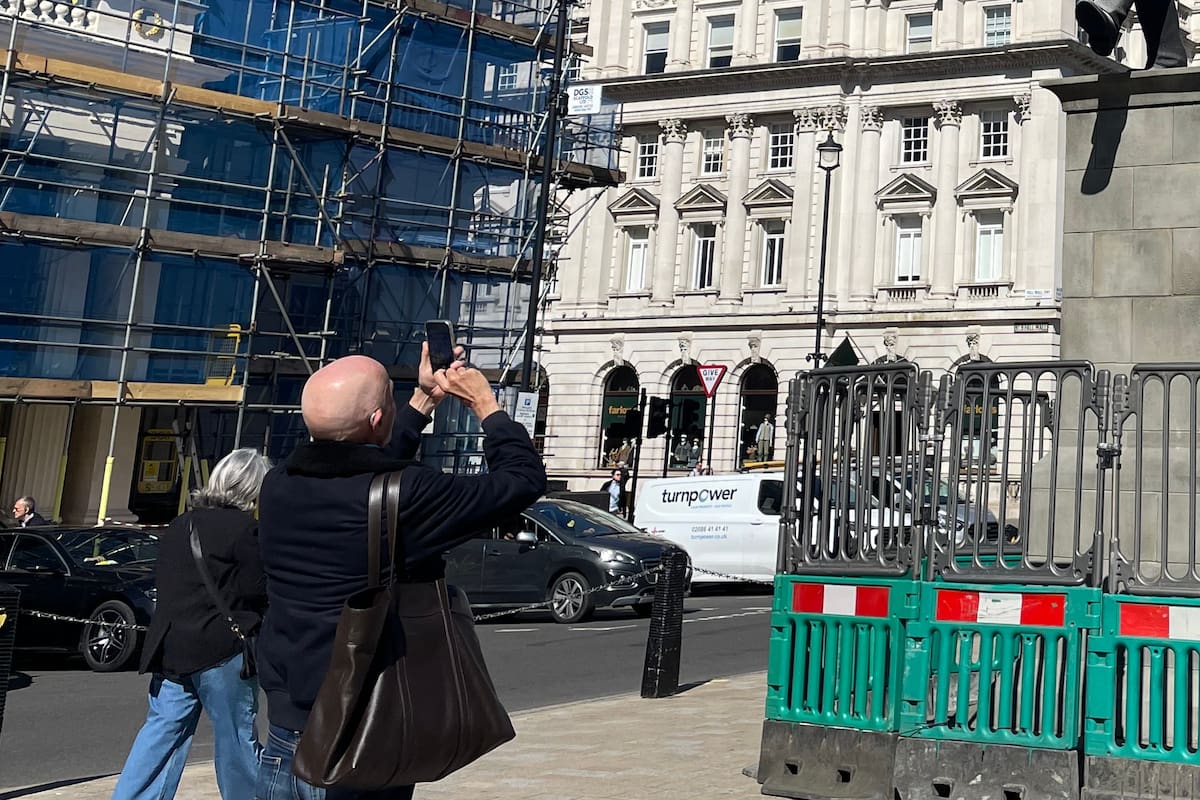 Así es la misteriosa estatua que apareció en pleno centro de Londres: el autor apareció