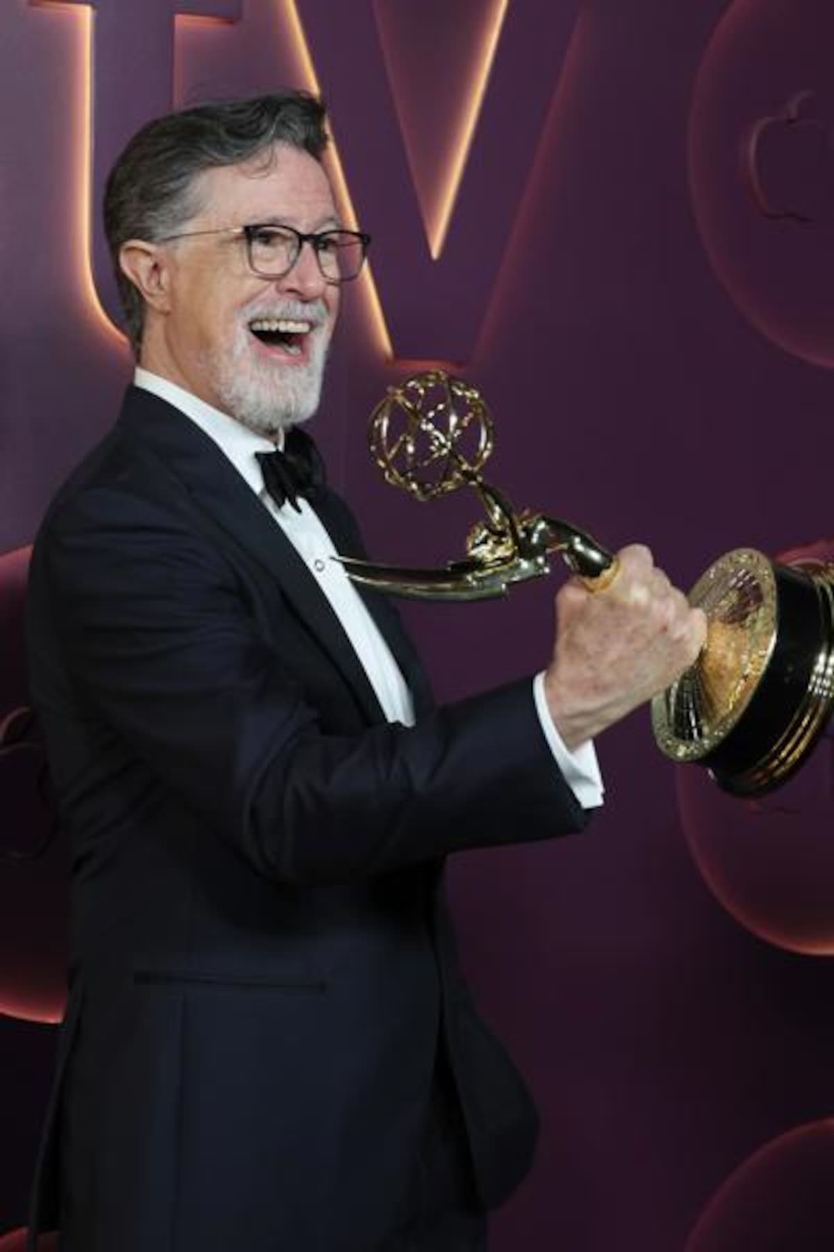 Stephen Colbert arrives on the red carpet// EFE/EPA/NINA PROMMER