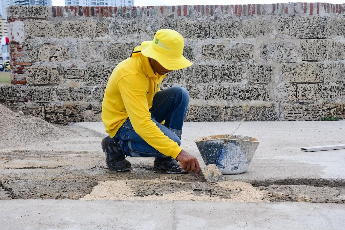 Aprendices y egresados de la Etcar participantes en la conservación del Espigón de La Tenaza. // Foto: cortesía - Alcaldía de Cartagena