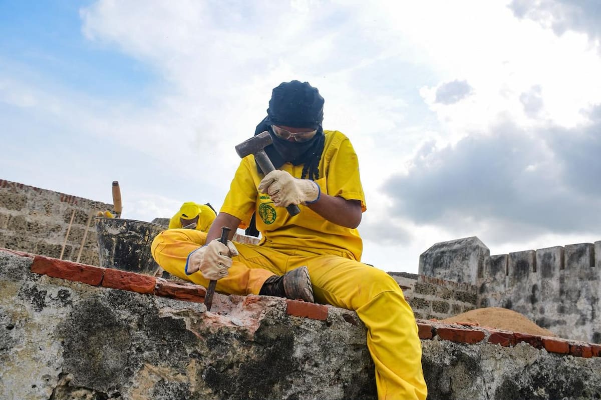 Aprendices y egresados de la Etcar participantes en la conservación del Espigón de La Tenaza. // Foto: cortesía - Alcaldía de Cartagena