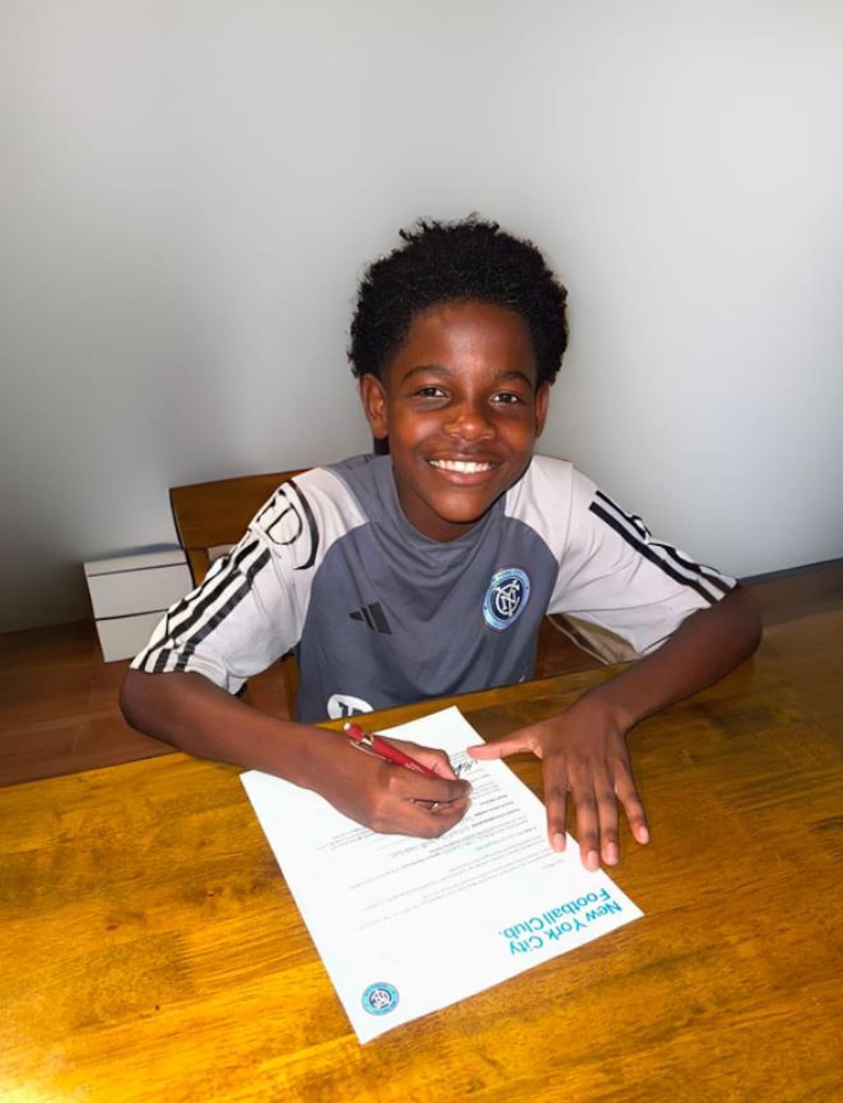 Aquí cuando Matías Castro Herrera firmaba el contrato. // CORTESÍA